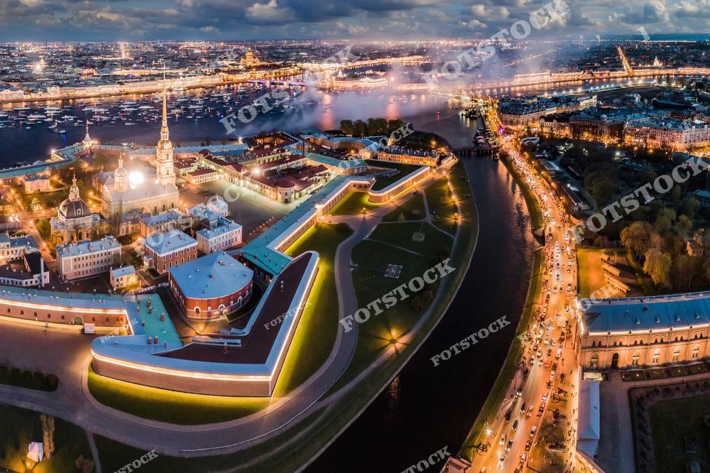 Панорамная фотография Санкт-Петербурга с высоты птичьего полета, на которой запечатлены знаменитые мосты города, река Нева и архитектура исторического центра. Вид с дрона раскрывает масштаб городской застройки, красоту набережных и уникальный облик Северной столицы России. На снимке гармонично сочетаются исторические здания, современные городские пространства и водные артерии Петербурга. Фотография идеально подходит для туристических проектов, публикаций о путешествиях, фотостоков, рекламы и оформления интерьеров. Панорамный городской пейзаж передает атмосферу Петербурга и демонстрирует его архитектурное наследие с необычного высотного ракурса.